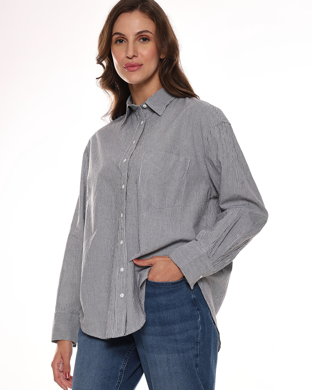 Girl wearing an oversized black & white shirt in Brussels Fit from Gazillion