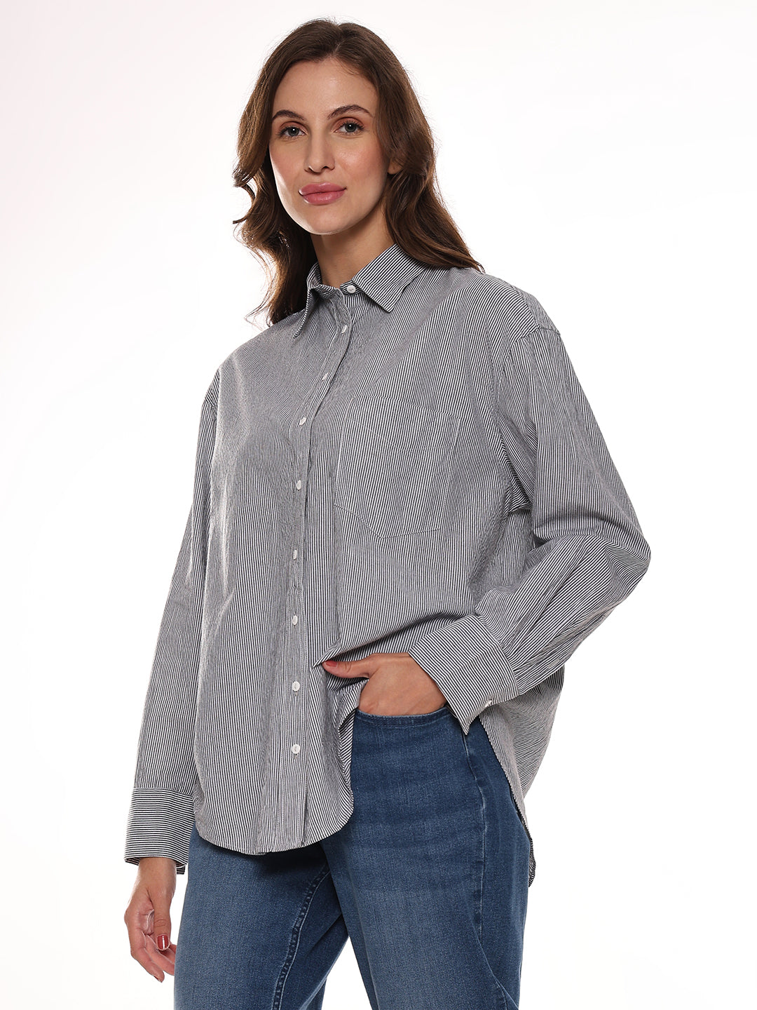 Girl wearing an oversized black & white shirt in Brussels Fit from Gazillion