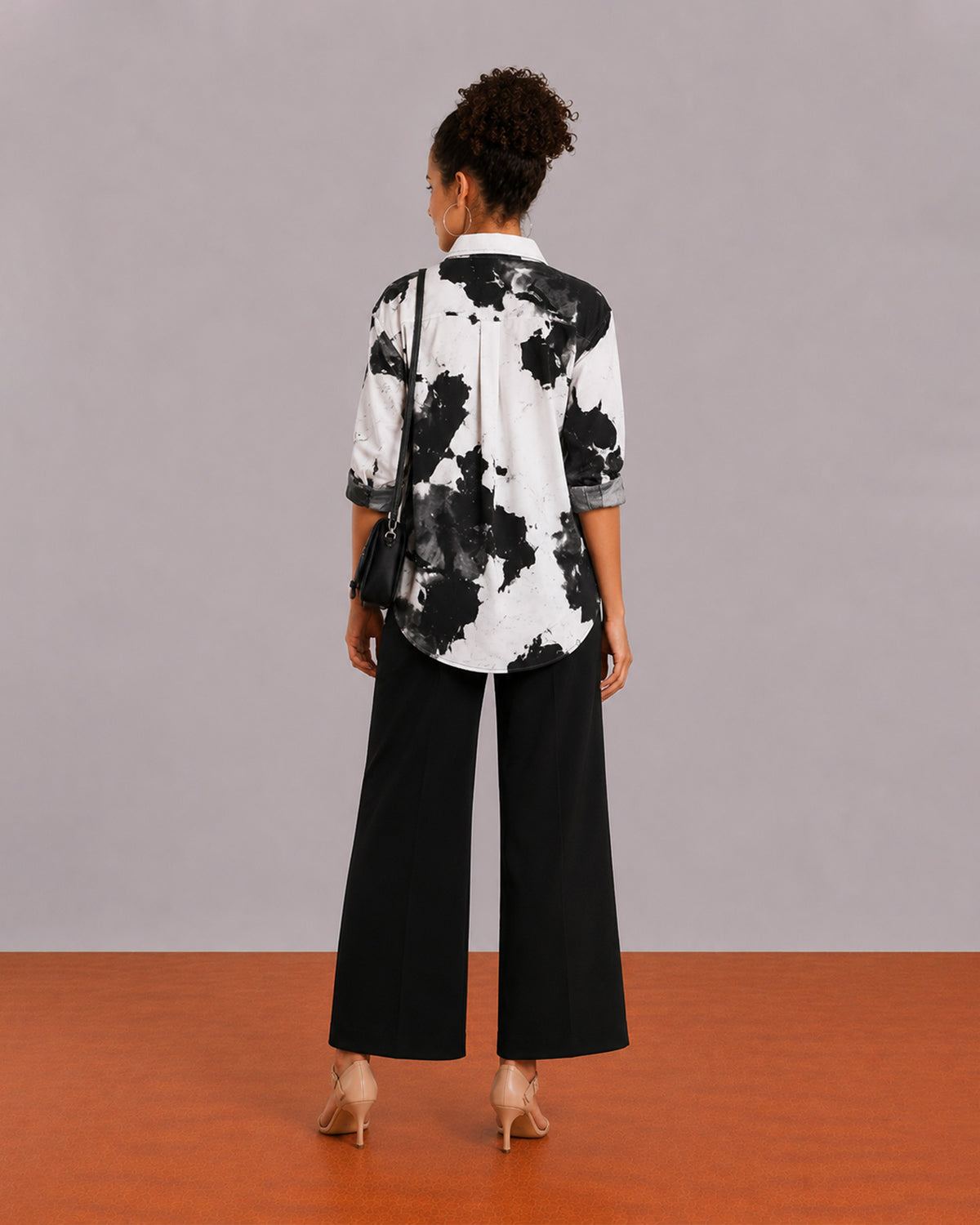 Benna black and white floral print viscose linen shirt back view with the curved hem