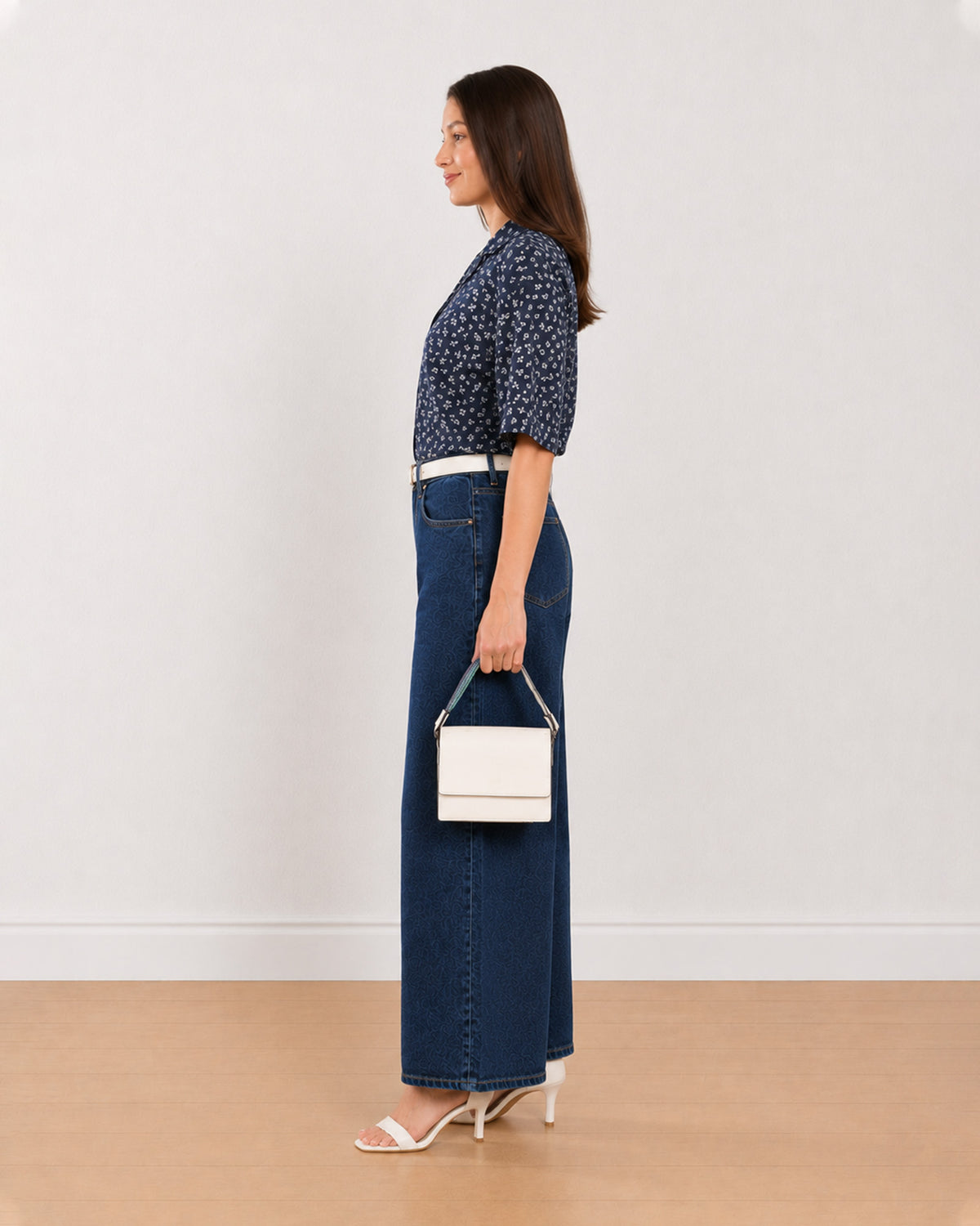 Side view of Cece indigo printed cropped shirt in 100% cotton with short sleeves