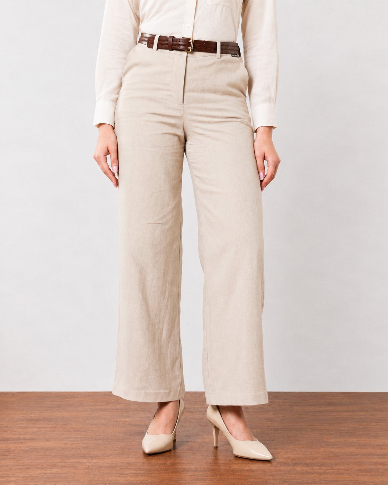 Close-up of Gabriela beige linen pants waistband, belt loops and fly front with pocket
